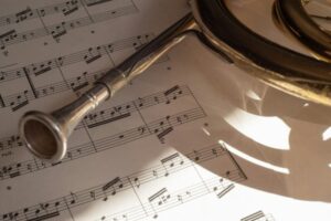 Musical notes with a part of french horn